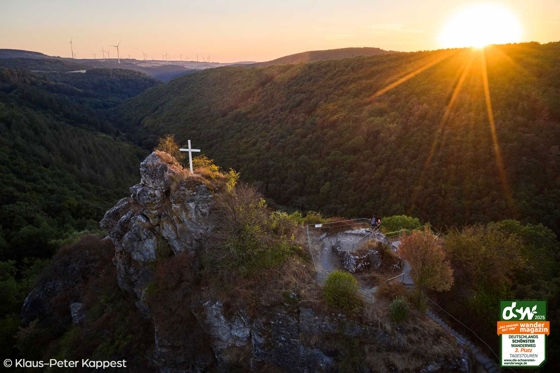 Sonnenuntergang an der Burg Hunolstein mit Gipfelkreuz